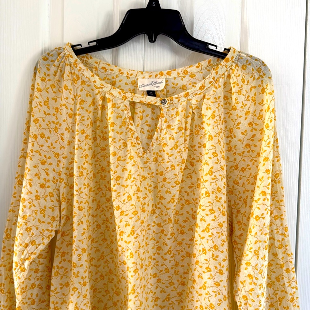 Gently Worn Universal Threads Women's Lightweight Yellow Floral Top - Size M